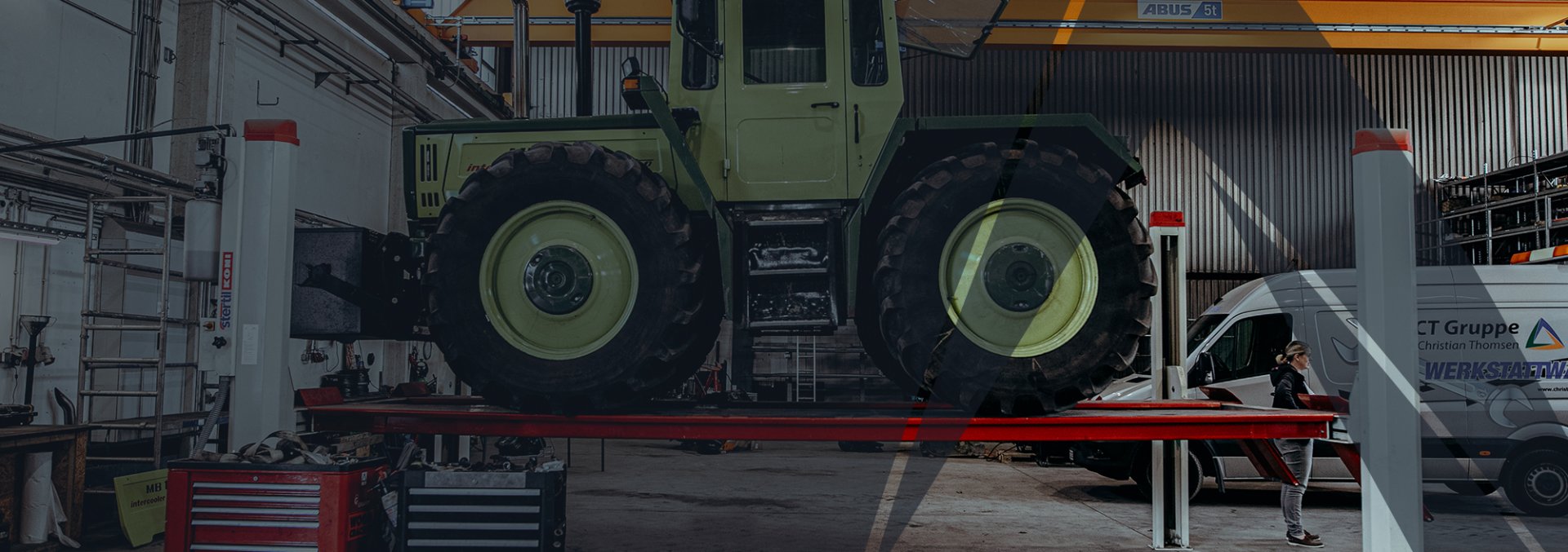 MB-trac 1600 Turbo auf der Hebebühne in der Werkstatt der CT Gruppe in Rendsburg
